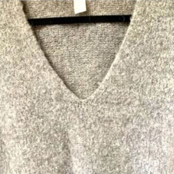 H& M Gray V- Neck Long Sleeve Sweater ( OVERSIZED) - Picture 4 of 8